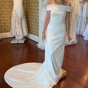 Never worn Vagabond Alpha wedding dress, size 12.